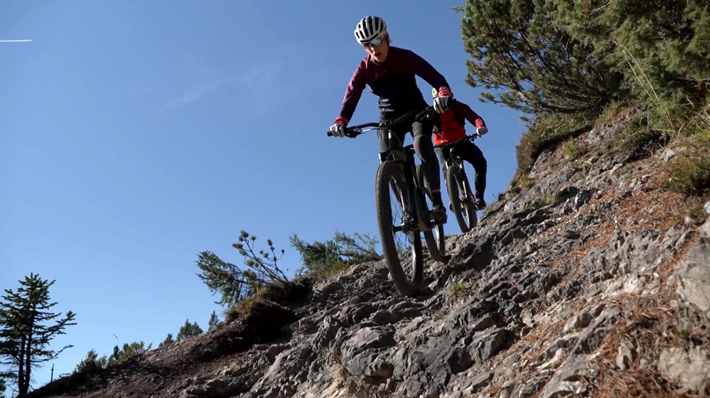 Im Süden eingebettet von der Mieminger Kette und im Norden vom Wettersteingebirge - ragt ganz im Westen dieser Gebirgskette die weit umblickende Zugspitze auf, mit ihrem 2962m hohen Gipfel. Im Bild: Mountainbiketour Marlies Raich mit Florian Nagele. | Bildquelle: ORF/Anton Silberberger