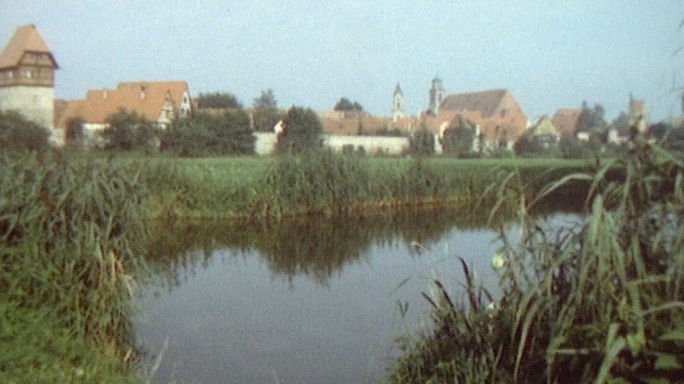 1983: Filmemacher Dieter Wieland zeigt Prinzipien des menschengerechten mittelalterlichen Städtebaus am Beispiel von Dinkelsbühl. Im Bild: Die Altstadt vom Fluss aus gesehen. | Bildquelle: BR