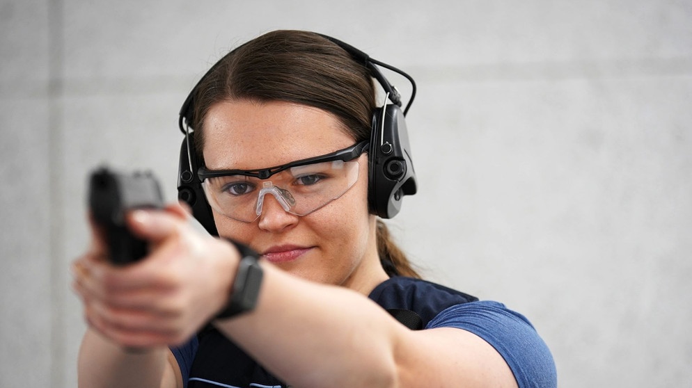 Quereinsteigerin Alina Wippern beim Schießtraining während ihrer Ausbildung zur Cyber-Polizistin des LKA. | Bildquelle: SWR