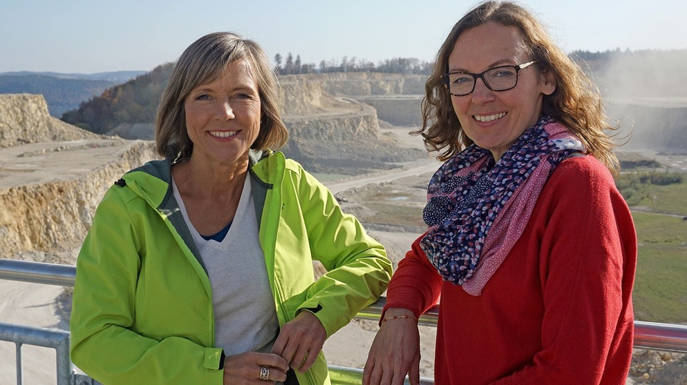 Annette Krause mit Dr. Annette Schmid-Röhl auf der neuen Aussichtsplattform vor dem Steinbruch Plettenberg. | Bildquelle: BR/SWR/Jochen Schmid