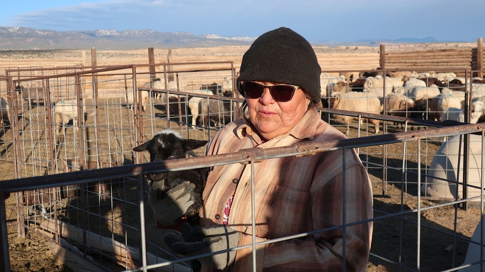 Irene Bennalley hat lange in der Stadt gelebt. Nach dem Tod ihres Vaters übernahm sie seine Schafzucht. Schafe sind den Navajo sehr wichtig. | Bildquelle: BR/NDR/Audrey Stimson