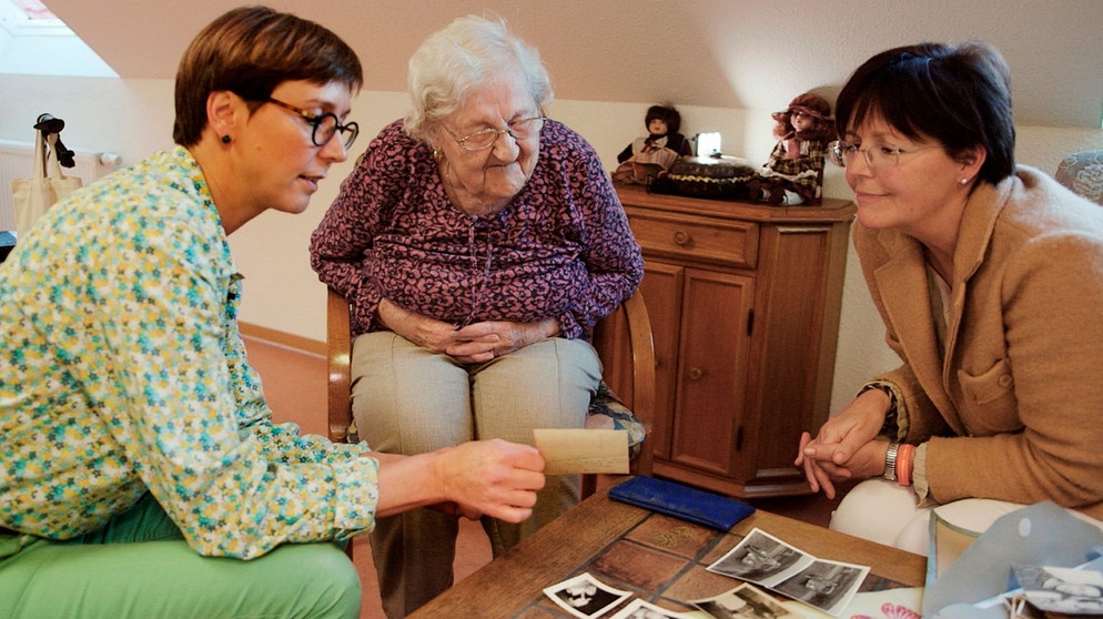 Kann die 90-jährige Tante weiterhelfen? | Bildquelle: SWR