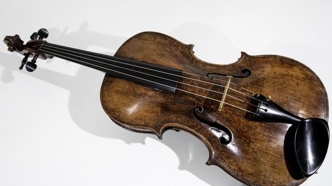 Die Liebe seines Lebens ist aus Holz und über 300 Jahre alt: Die Stradivari "Lady Inchiquin" ist die Stimme des Star-Geigers Frank Peter Zimmermann. Doch zwei Jahre musste er auf das Sechs-Millionen-Instrument durch die Insolvenz der Eigentümerin, der West-LB, verzichten. Der Dokumentarfilm begleitet den Geiger bei der Wiederannäherung an seine verloren geglaubte Liebe, seine ureigene Stimme. Bild: Violine. | Bildquelle: BR/Philipp Kimmelzwinger