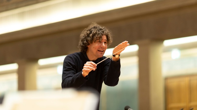 Robin Ticciati ist Chefdirigent des Deutschen Symphonie-Orchesters Berlin. Beim Symphonieorchester des Bayerischen Rundfunks debütierte er bereits schon 2014. | Bildquelle: BR/Astrid Ackermann