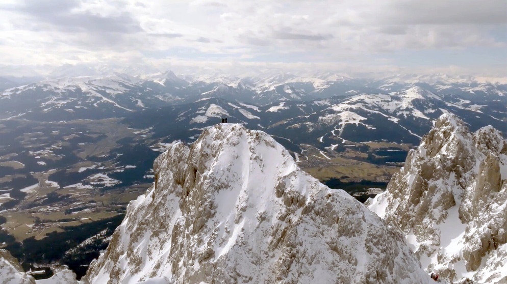 Marlies Raich begibt sich auf sportliche Abenteuer im Kaisergebirge und lernt die Menschen der Region besser kennen. Neben landschaftlichen Höhepunkten und sportlichen Abenteuern bietet diese Sendung vor allem einen Einblick in das Leben und Denken der Menschen zwischen Wilder Kaiser und Kitzbüheler Horn. Im Bild: Gipfel westliche Hochgrubachspitze. | Bildquelle: ORF/MATHEA FILM/Mathea Holaus