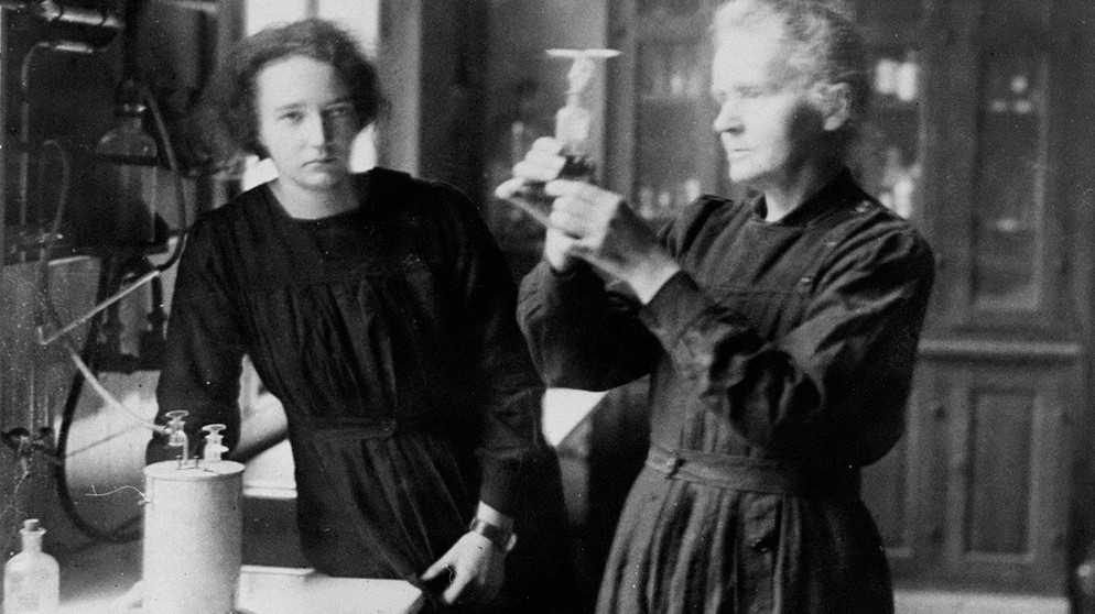 Marie Curie und Tochter Irene im Labor. | Bildquelle: BR/INTER/AKTION