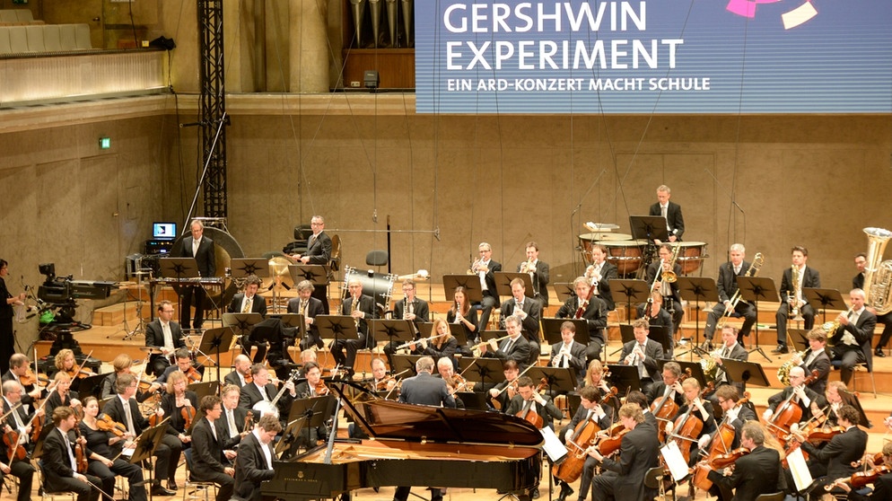 Projekt und Konzert mit dem Symphonieorchester des Bayerischen Rundfunks unter der Leitung von Mariss Jansons. Als Gast: Pianist Denis Matsuev. Durch das Programm führen die BAYERN 3-Frühaufdreher Claudia Conrath, Axel Robert Müller und Bernhard Fleischmann. | Bildquelle: BR/Annette Goossens