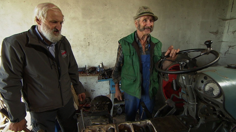 Heinrich Egger, ehemaliger KFZ-Mechaniker, und Landwirt Josef Bietsch beim Restaurieren alter Schlepper. | Bildquelle: Honorarfrei lediglich für Ankündigungen und Veröffentlichungen im Zusammenhang mit obiger BR-Sendung bei Nennung: Bild: BR/BR. Die Nutzung im Social Media-Bereich, sowie inhaltlich andere Verwendungen nur nach vorheriger schriftlicher Vereinbarung mit dem BR-Bildarchiv, Tel. 089 / 5900 10580, Fax 089 / 5900 10585, Mail Pressestelle.foto@br.de