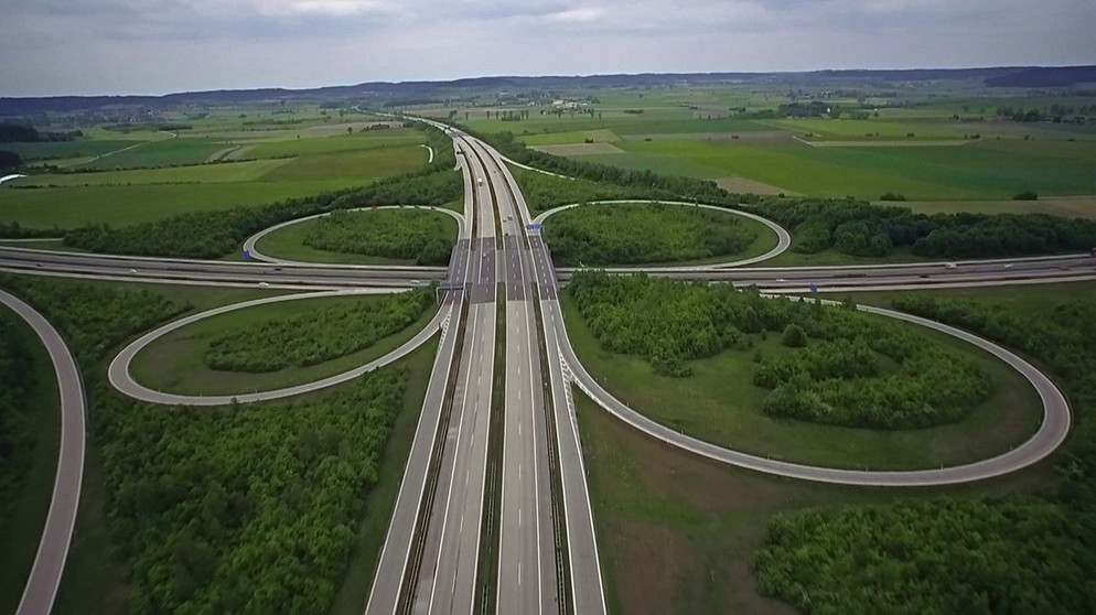 Blick von oben auf das Autobahnkreuz bei Feuchtwangen. | Bildquelle: Honorarfrei lediglich für Ankündigungen und Veröffentlichungen im Zusammenhang mit obiger BR-Sendung bei Nennung: "Bild: BR". Nutzung im Social Media-Bereich, sowie inhaltlich andere Verwendungen nur nach vorheriger schriftlicher Vereinbarung mit dem BR-Bildarchiv, Tel. 089 / 5900 10580, Fax 089 / 5900 10585, Mail Pressestelle.foto@br.de