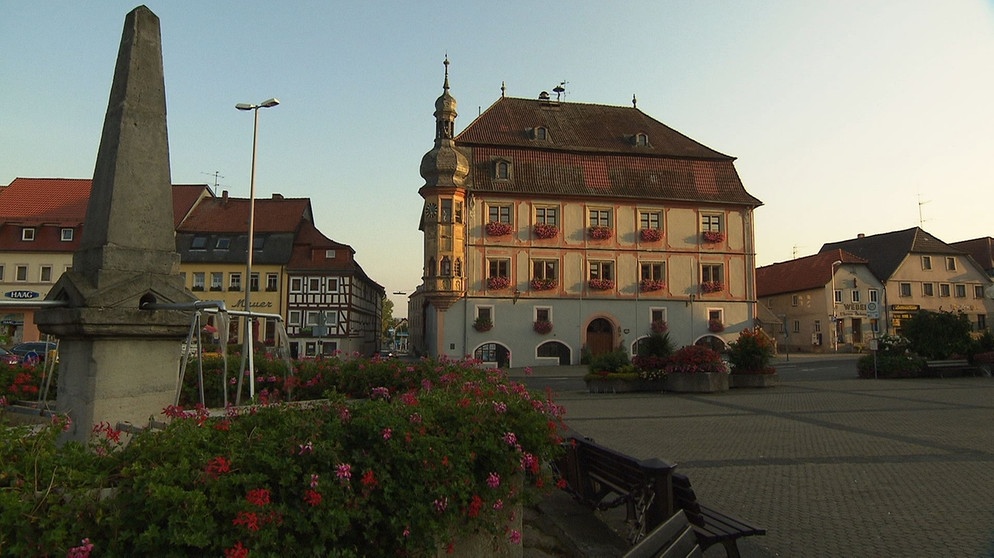 Blick auf den Stadtplatz von Bad Königshofen im Grabfeld. | Bildquelle: Honorarfrei lediglich für Ankündigungen und Veröffentlichungen im Zusammenhang mit obiger BR-Sendung bei Nennung: Bild: BR/Volker Gabriel. Die Nutzung im Social Media-Bereich sowie inhaltlich andere Verwendungen nur nach vorheriger schriftlicher Vereinbarung mit dem BR-Bildmanagement, Tel. 089 / 5900 10580, Fax 089 / 5900 10585, Mail Bildmanagement@br.de