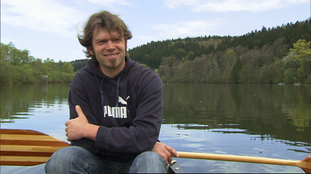 Gerhard Metz geht seiner Angelleidenschaft auf dem Bachtelsee, der von der Wertach gespeist wird, nach. | Bildquelle: Honorarfrei lediglich für Ankündigungen und Veröffentlichungen im Zusammenhang mit obiger BR-Sendung bei Nennung: "Bild: BR". Nutzung im Social Media-Bereich sowie inhaltlich andere Verwendungen nur nach vorheriger schriftlicher Vereinbarung mit dem BR-Bildmanagement, Tel. 089 / 5900 10580, Fax 089 / 5900 10585, Mail Bildmanagement@br.de