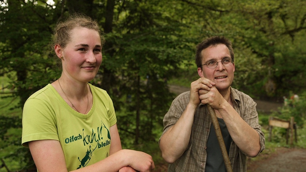 Lehrling Lucia Maier und ihr Ausbilder, Hofbauer Elmar Karg, beim Almauftrieb. | Bildquelle: Honorarfrei lediglich für Ankündigungen und Veröffentlichungen im Zusammenhang mit obiger BR-Sendung bei Nennung: Bild: BR/Volker Schmidt. Die Nutzung im Social Media-Bereich sowie inhaltlich andere Verwendungen nur nach vorheriger schriftlicher Vereinbarung mit dem BR-Bildmanagement, Tel. 089 / 5900 10580, Fax 089 / 5900 10585, Mail Bildmanagement@br.de