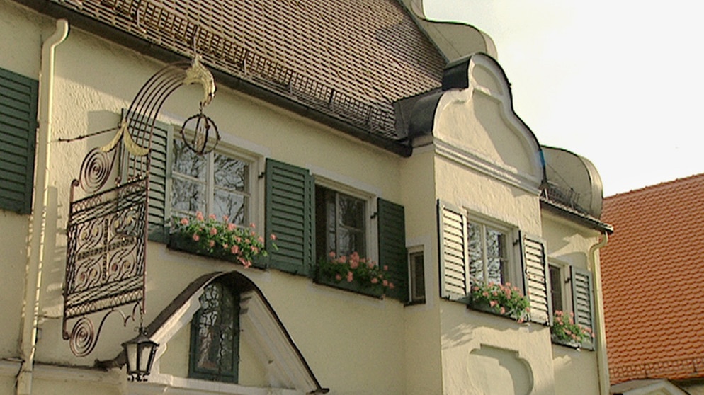 Der Braugasthof "Kapplerbräu" mit seiner schönen Barockfassade in Altomünster. | Bildquelle: Honorarfrei lediglich für Ankündigungen und Veröffentlichungen im Zusammenhang mit obiger BR-Sendung bei Nennung: Bild: BR/Bernd Nitsche, Abo Schmid. Die Nutzung im Social Media-Bereich sowie inhaltlich andere Verwendungen nur nach vorheriger schriftlicher Vereinbarung mit dem BR-Bildmanagement, Tel. 089 / 5900 10580, Fax 089 / 5900 10585, Mail Bildmanagement@br.de