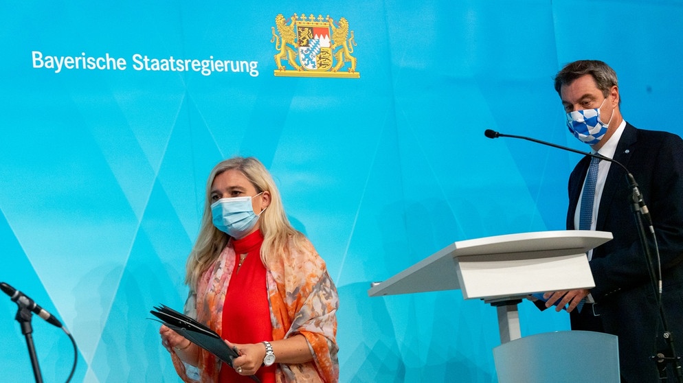 13.08.2020, Bayern, München: Melanie Huml (l, CSU), Staatsministerin für Gesundheit und Pflege, und Markus Söder (CSU), Ministerpräsident von Bayern, gehen zu einer gemeinsamen Pressekonferenz zur aktuelle Entwicklungen an den Corona-Teststationen für Reiserückkehrer. Foto: Peter Kneffel/dpa +++ dpa-Bildfunk +++ | Bildquelle: dpa-Bildfunk/Peter Kneffel