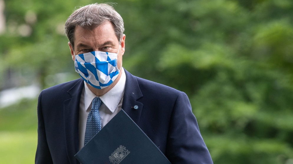 26.05.2020, Bayern, München: Markus Söder (CSU), Ministerpräsident von Bayern, geht nach der bayerischen Kabinettssitzung zu einer Pressekonferenz durch den Hofgarten. Foto: Peter Kneffel/dpa +++ dpa-Bildfunk +++ | Bildquelle: dpa-Bildfunk/Peter Kneffel