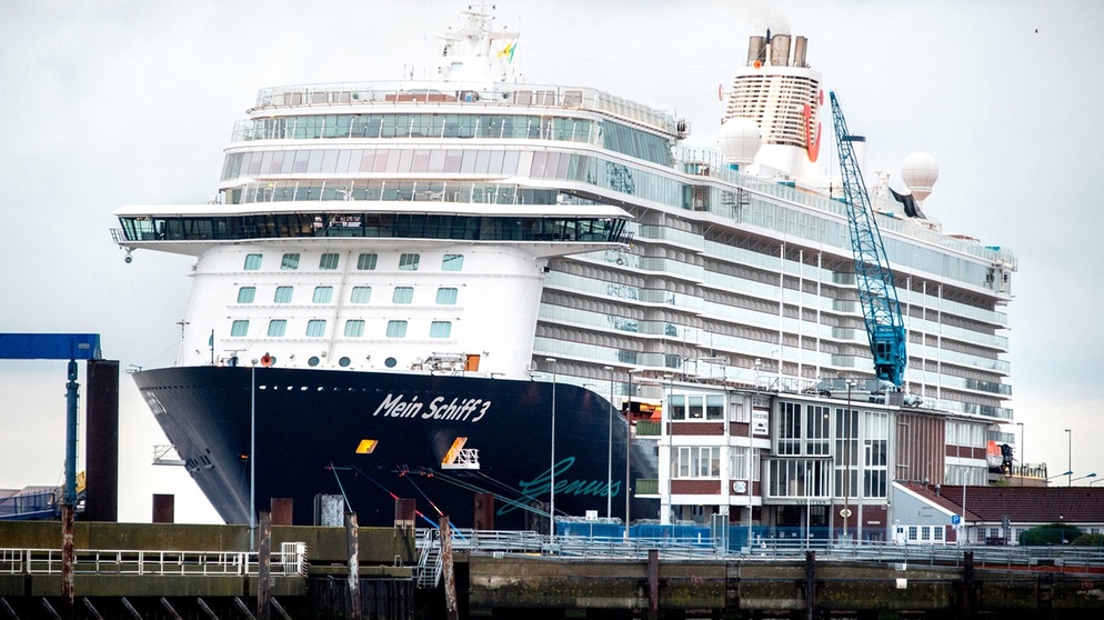 02.05.2020, Niedersachsen, Cuxhaven: Das Kreuzfahrtschiff «Mein Schiff 3» der Reederei TUI Cruises liegt an einem Kai im Hafen. Ein Mensch an Bord Schiffes ist positiv auf das Coronavirus getestet worden. Das Schiff sei unter Quarantäne gestellt worden, teilten der Landkreis Cuxhaven und die Reederei mit. (zu dpa: «Crewmitglied auf Tui-Kreuzfahrtschiff an Corona erkrankt») Foto: Hauke-Christian Dittrich/dpa +++ dpa-Bildfunk +++ | Bildquelle: dpa-Bildfunk/Hauke-Christian Dittrich