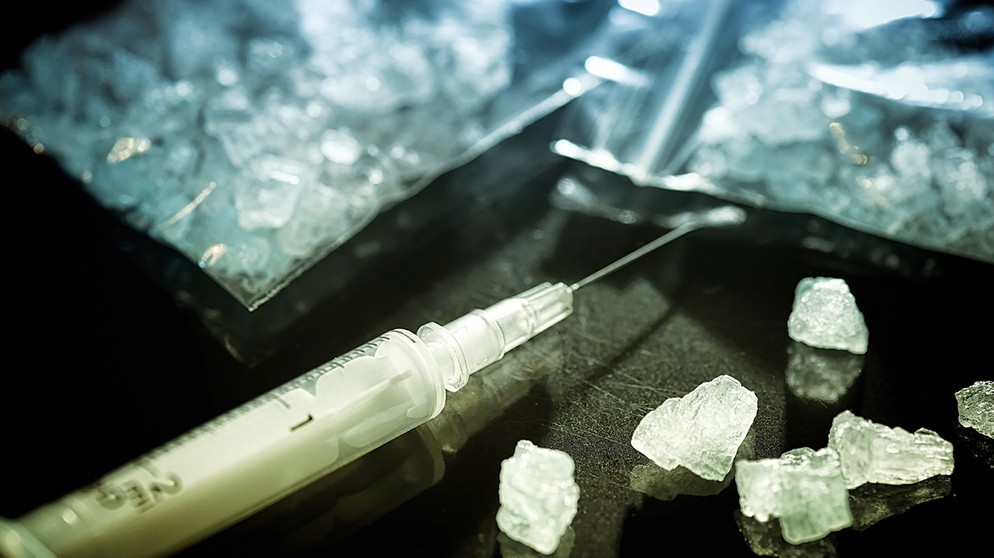 Eine spritze liegt vor der Droge Crystal Meth | Bildquelle: picture-alliance/dpa