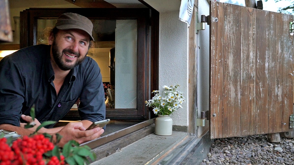 Andreas Beha nennt sich auch Fensterliwirt, weil er seine Gäste von hier aus mit Getränken und Essen versorgt. | Bildquelle: SWR