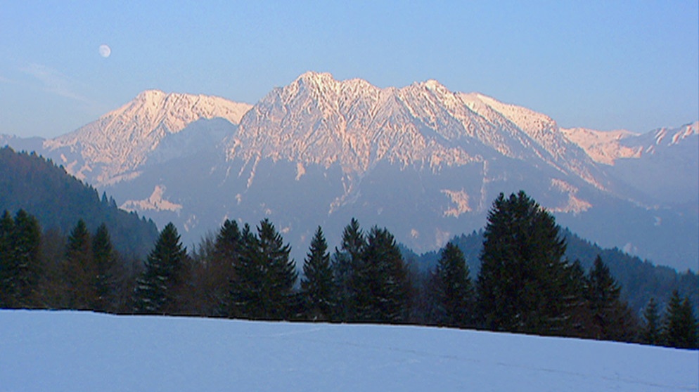 Die Sonne taucht die Winterlandschaft in den Oberstdorfer Bergen in ein mystisches Licht. | Bildquelle: BR