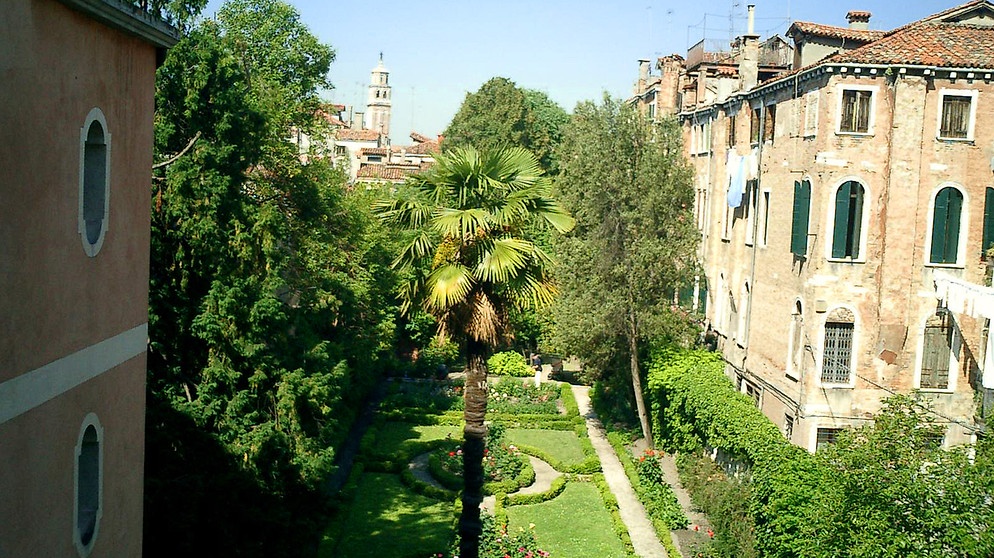 Blick in den Lucheschigarten in Venedig. Er grenzt an den Palazzo Nani Bernardo aus dem 16. Jahrhundert. | Bildquelle: BR/Gaby Imhof-Weber