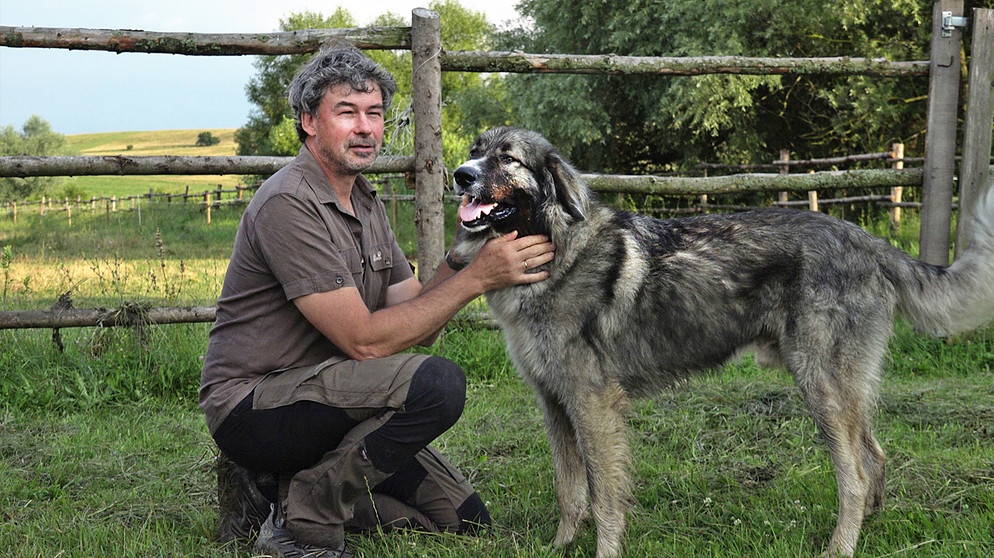 Christoph Promberger mit karpatischem Hirtenhund.  | Bildquelle: BR/Martin Weinhart