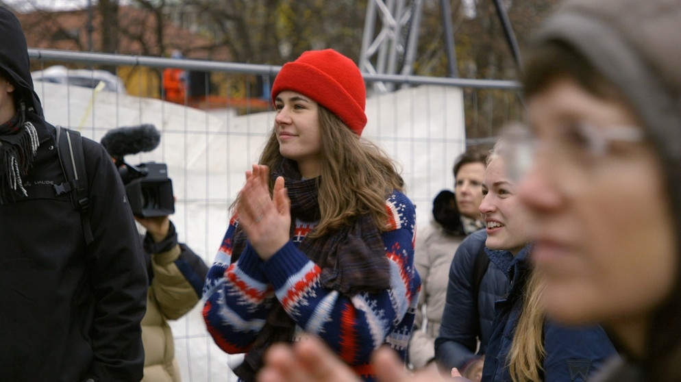 Elena Balthesen (18) von Fridays for Future München jubelt beim globalen Klimastreik am 29.11.2019. | Bildquelle: BR