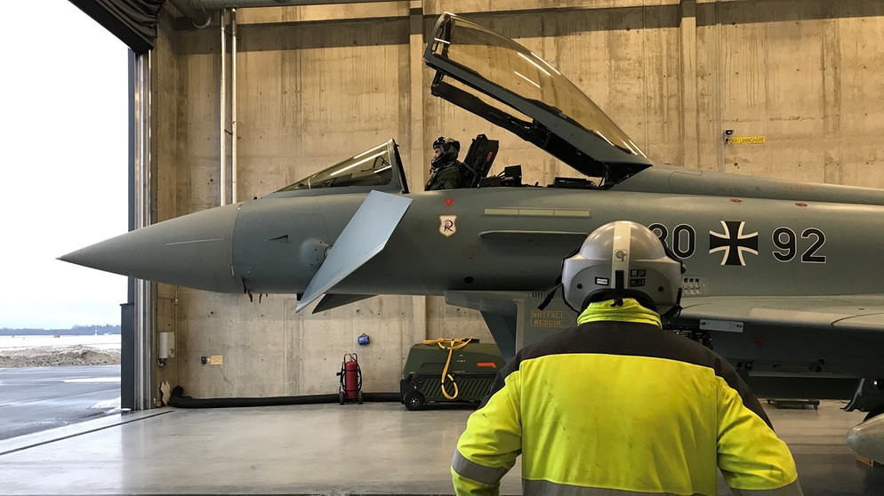 Ein Eurofighter-Kampfflugzeug der Luftwaffe in einem Hangar in Estland | Bildquelle: Kilian Neuwert / BR