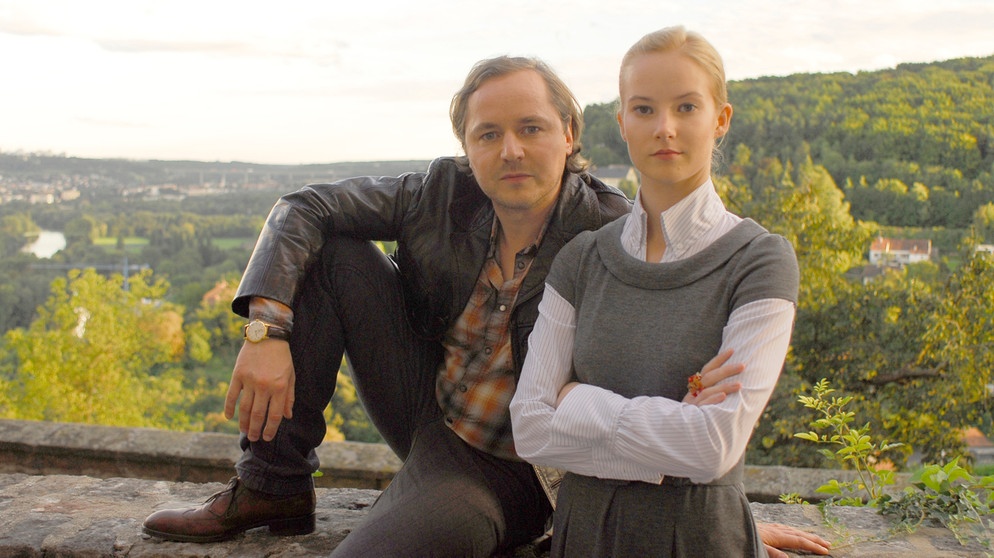 Auf der Festung Marienberg: Beim Pressetermin zum Heimatkrimi "Freiwild" am 24. August 2007: Die Hauptdarsteller Thomas Schmauser und Teresa Weißbach, die als Kommissar-Team in Würzburg ermitteln. | Bildquelle: BR/Manfred Lämmerer