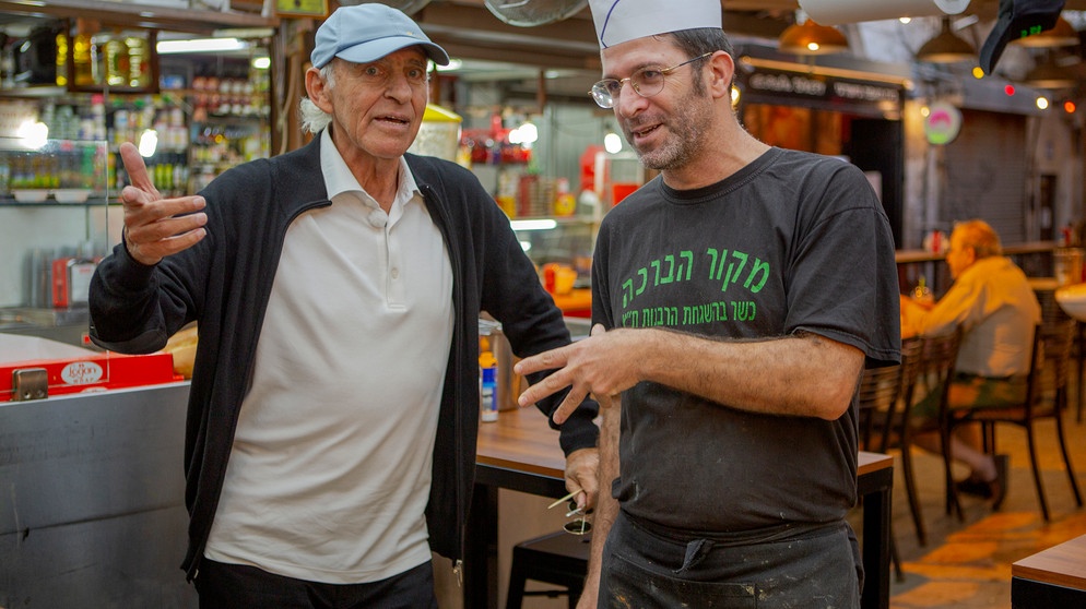  Israels Fußball-Legende Mordechai Spiegler (links) auf einem Markt in Tel Aviv | Bildquelle: WDR/Gebrüder Beetz Filmproduktion