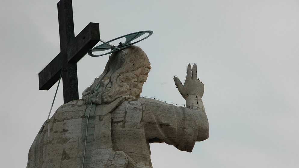 Vatikan in Rom: Jesusfigur mit Kreuz an der Fassadenspitze von hinten | Bildquelle: BR / Eckhart Querner