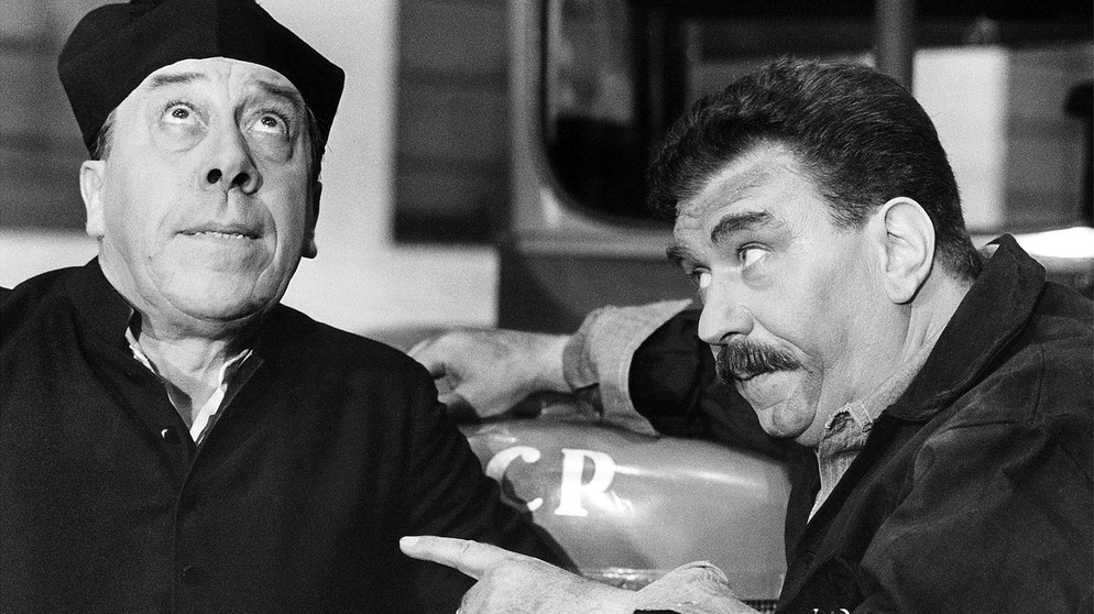 So sehr Don Camillo (Fernandel, links) an das Gute im Menschen glaubt: Bei den Ansichten des Genossen Peppone (Gino Cervi) könnte er zum Himmel schreien ... | Bildquelle: ARD Degeto/BR