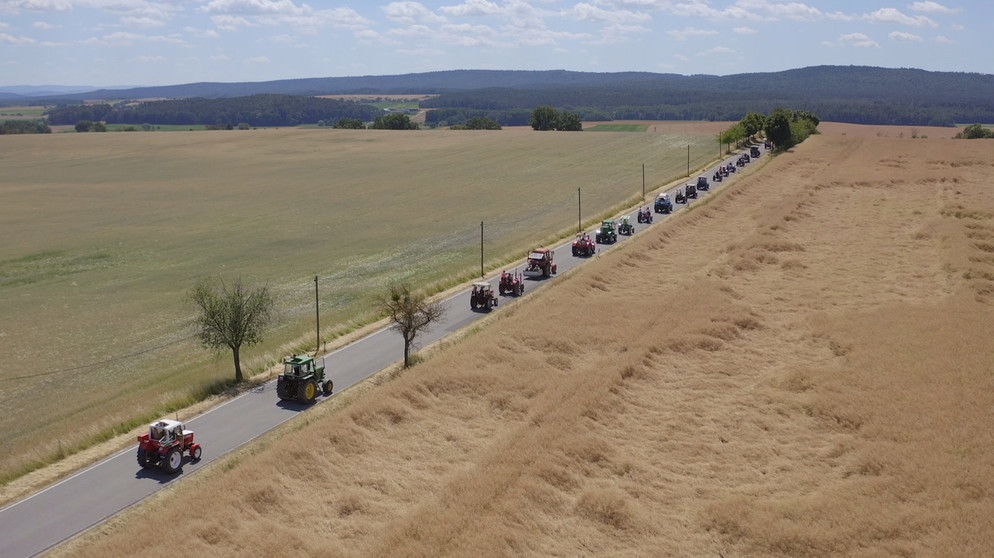 Unterwegs zur jährlichen Traktorparade in Poppenhausen, die tausende Besucher anlockt. | Bildquelle: BR/Pascal Hoffmann