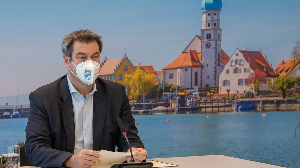 30.03.2021, Bayern, München: Markus Söder (CSU), Ministerpräsident von Bayern, nimmt am bayerischer Corona-Impfgipfel in der bayerischen Staatskanzlei teil, die als Videokonferenz geführt wird. Die Staatsregierung will mit Vertretern von Landkreistag, Städtetag, der Vereinigung bayerischer Wirtschaft und Hausärzten beraten, wie die Impfungen gegen das Coronavirus schneller möglich werden. Foto: Peter Kneffel/dpa-Pool/dpa +++ dpa-Bildfunk +++ | Bildquelle: dpa-Bildfunk/Peter Kneffel