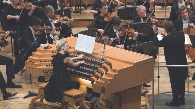 Iveta Apkalna und Mariss Jansons mit dem BRSO | Bildquelle: ©  Peter Meisel