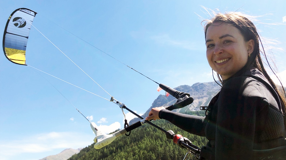 Kate Telser schützt sich mit einem besonders dicken Neoprenanzug vor dem kalten Wasser. | Bildquelle: BR