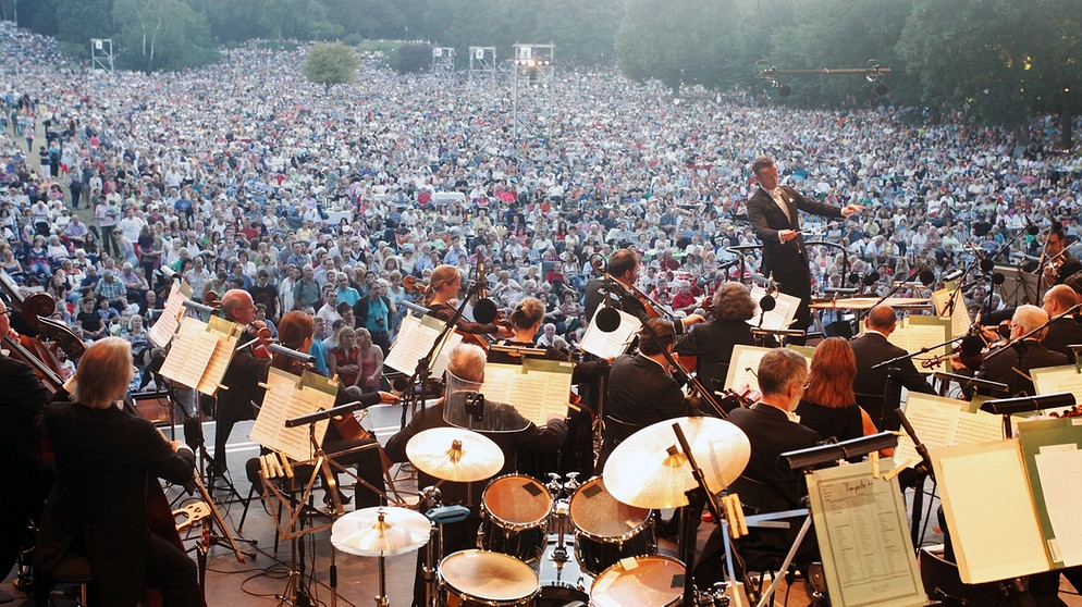 Orchester und Zuhörer beim Klassik Open Air in Nürnberg | Bildquelle: News5