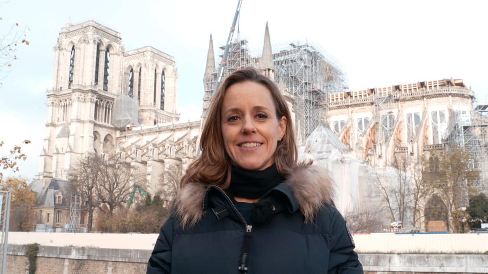 Cellistin Sol Gabetta vor Notre Dame in Paris. | Bildquelle: BR