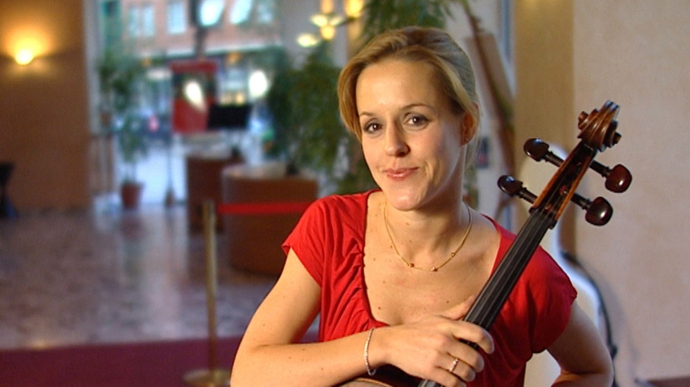 Sol Gabetta bei der Moderation der ersten Sendung 2010. | Bildquelle: BR