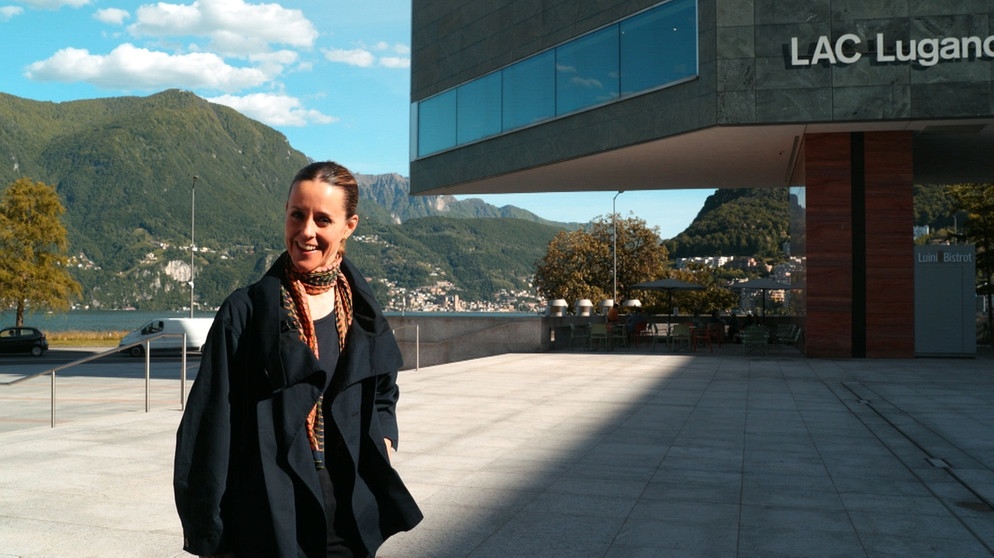 Cellistin und KlickKlack-Moderatorin Sol Gabetta vor dem LAC in Lugano. | Bildquelle: BR