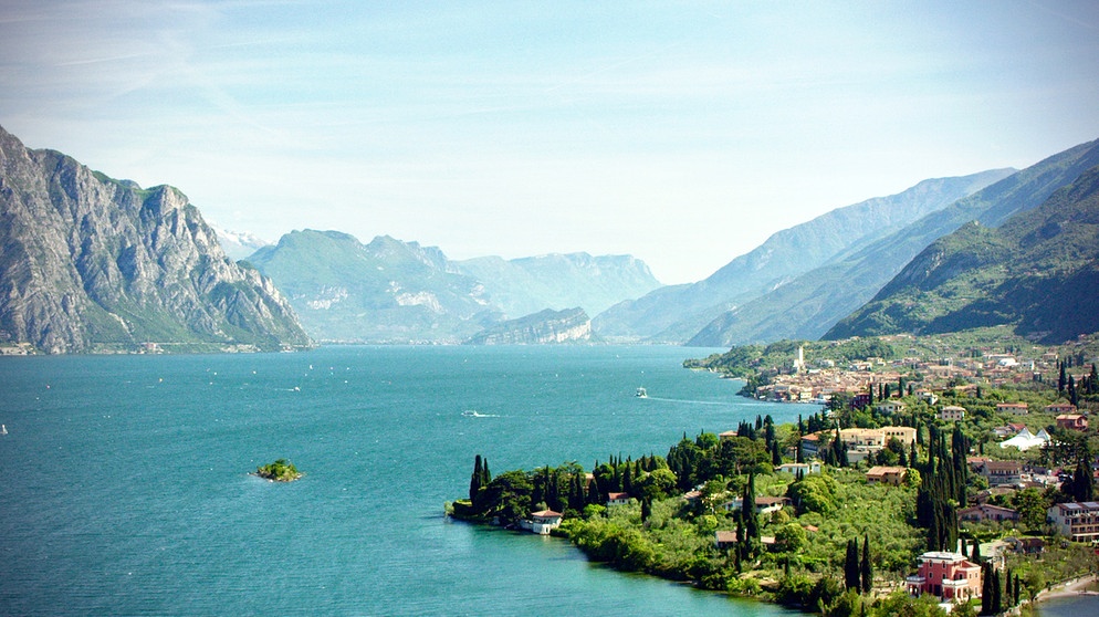 Der Gardasee ist eines der beliebtesten Ziele deutscher Italien-Urlauber. Durch den Etsch-Gardasee-Tunnel wird Wasser aus der Etsch in den See geleitet, wenn Hochwasser droht. | Bildquelle: SWR