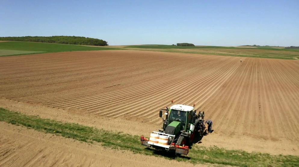 Traktor auf trockenem Feld | Bildquelle: Bayerischer Rundfunk