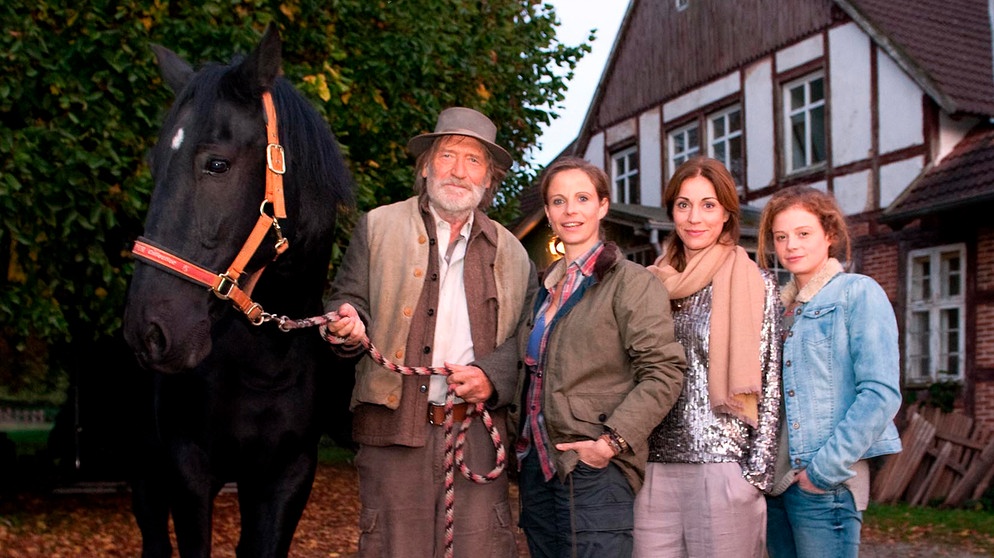 Das Wiedersehen von Matthiesen (Matthias Habich) mit seinen Töchtern Esther (Julia Jäger, 2. von links), Rahel (Ulrike C. Tscharre) und Thirza (Anja Antonowicz, rechts) verläuft nicht gerade herzlich. | Bildquelle: ARD Degeto/Nicolas Maack