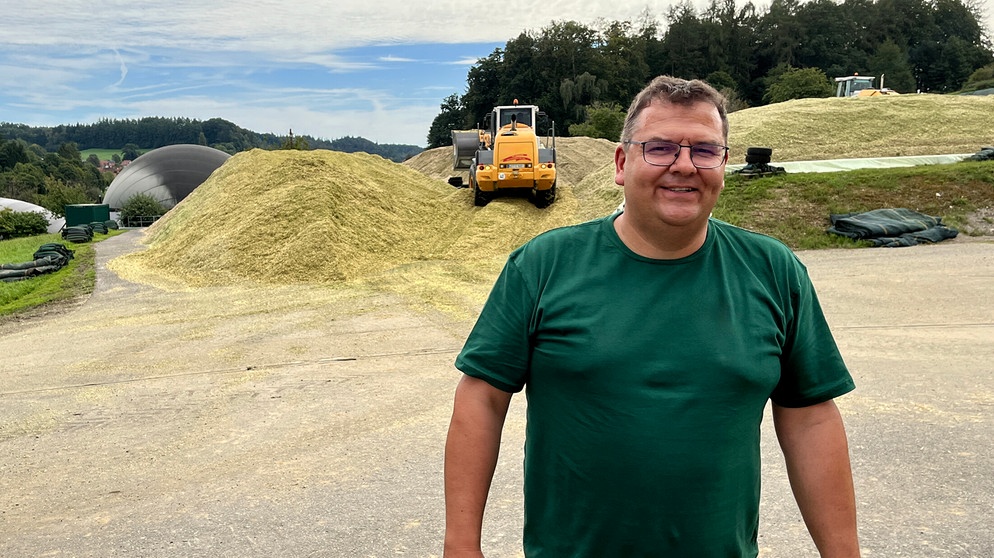 Landwirt Klaus Jekle vor seiner Biogasanlage und seinem Hackschnitzelvorrat | Bildquelle: BR / Christian Meckel