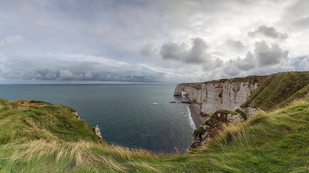 Kreidefelsen von Étretat in der Normandie. | Bildquelle: picture alliance / Westend61 | Raul Podadera Sanz