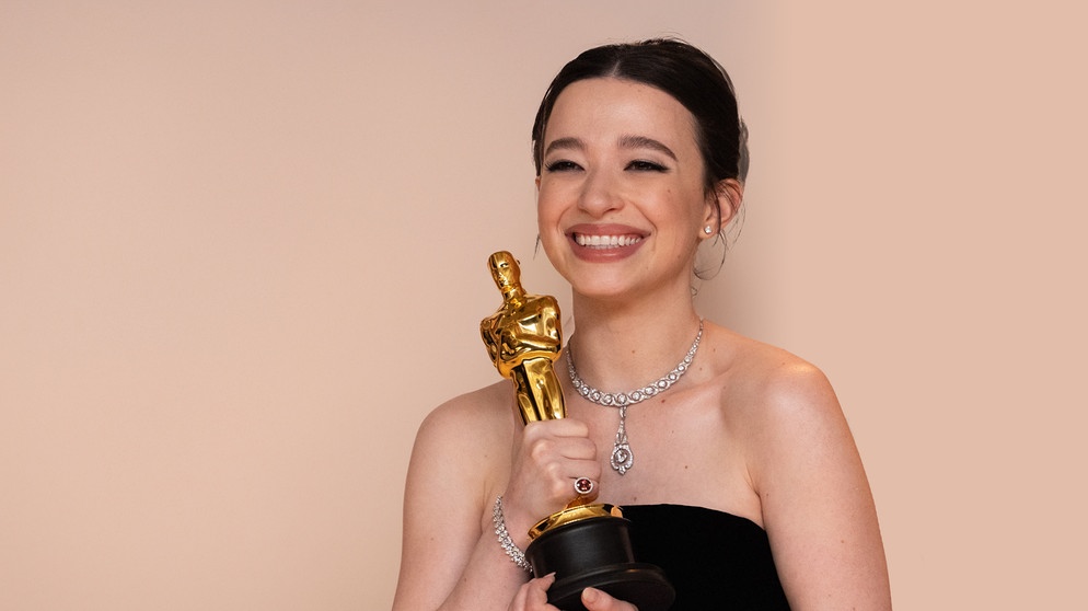 Mikey Madison poses backstage with the Oscar for Actress in a Leading Role at the 97th Oscars at the Dolby Theatre at Ovation Hollywood. | Bildquelle: picture alliance / ZUMAPRESS.com | AMPAS