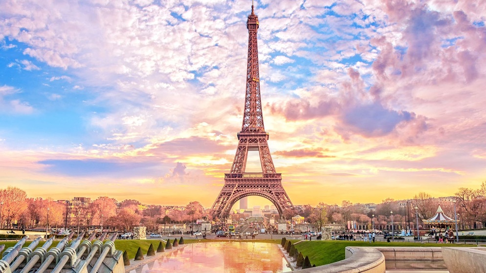 Der Eiffelturm von Paris bei Sonnenuntergang. | Bildquelle: stock.adobe.com/MarinadeArt