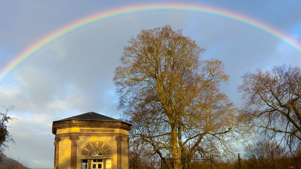 Pavillon unter Regenbogen | Bildquelle: Picture alliance/dpa