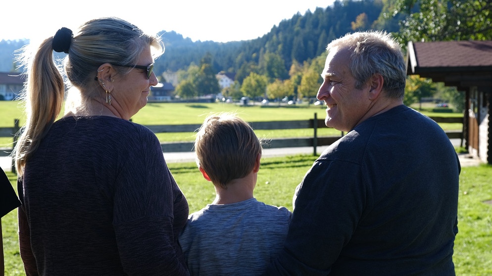 Pflegeeltern Gisela und Alexander Merz mit einem ihrer fünf Pflegekinder | Bildquelle: BR