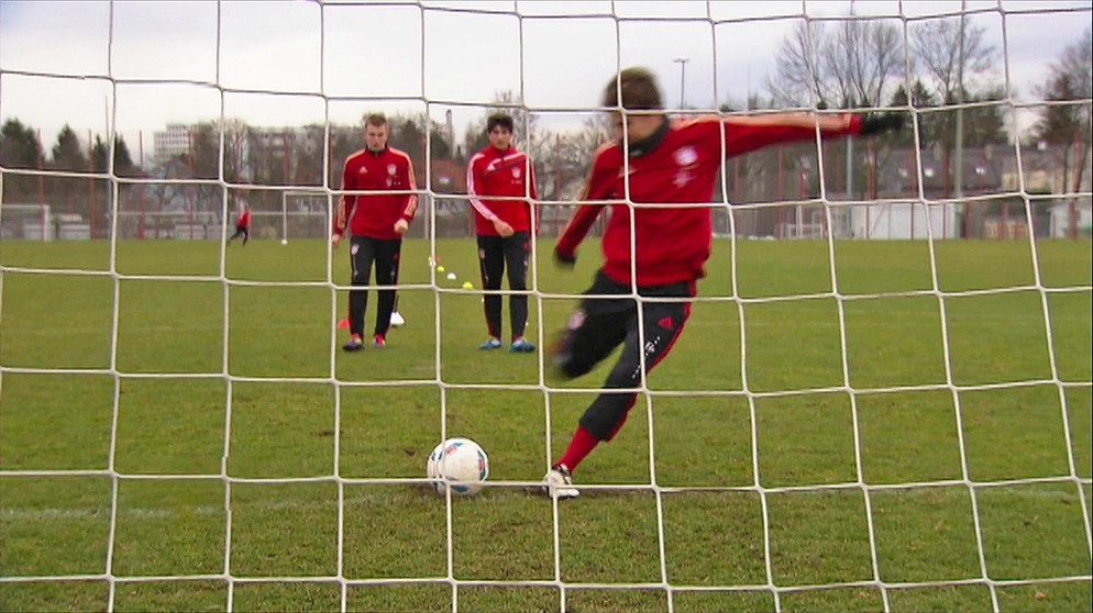 Torschusstraining beim Bayernnachwuchs | Bildquelle: Bayerischer Rundfunk