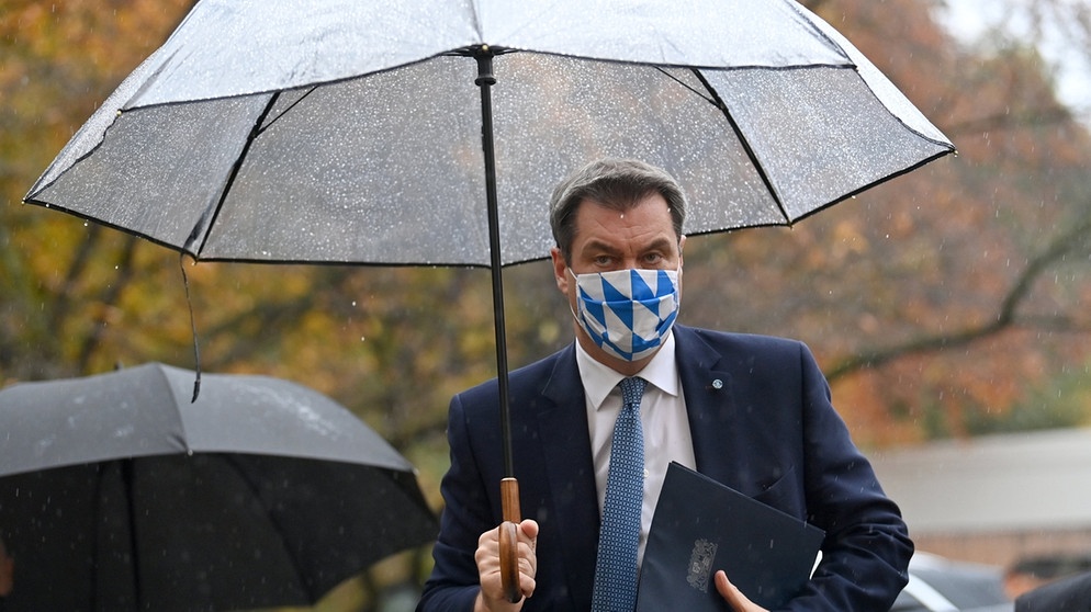 29.10.2020, Bayern, München: Markus Söder (CSU), Ministerpräsident von Bayern, kommt nach einer außerordentlichen Kabinettssitzung zu einer Pressekonferenz. Foto: Peter Kneffel/dpa +++ dpa-Bildfunk +++ | Bildquelle: dpa-Bildfunk/Peter Kneffel